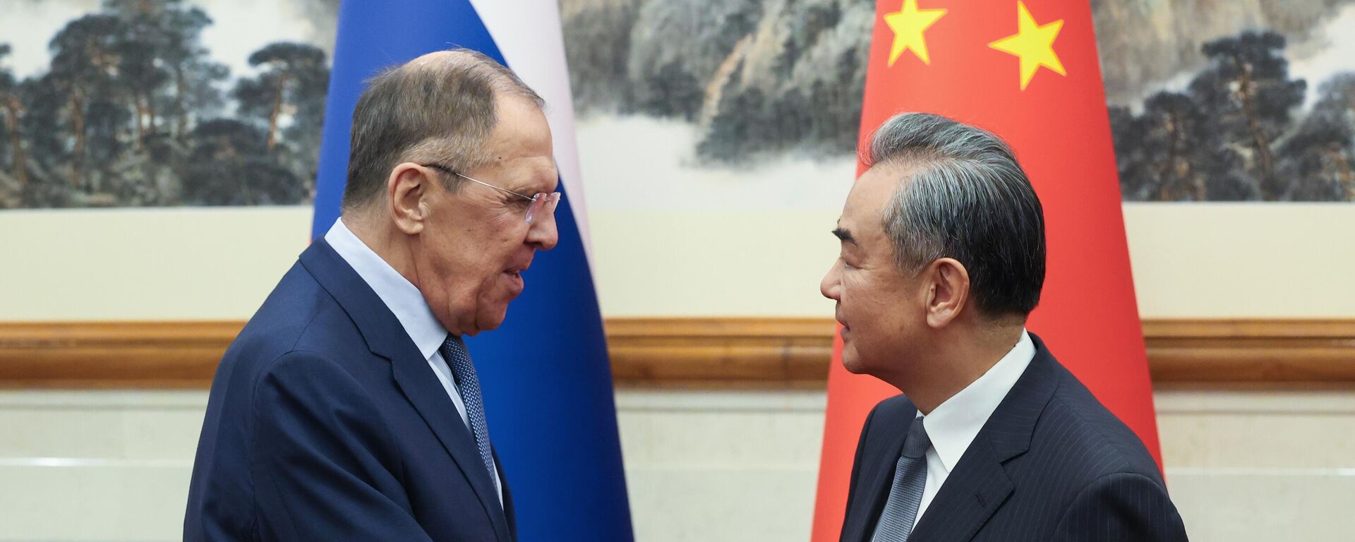 El canciller ruso, Serguéi Lavrov, y su par chino, Wang Yi. - Sputnik Mundo, 1920, 17.10.2023