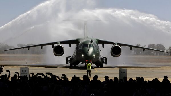 El avión KC-390 de Embraer al servicio de la Fuerza Aérea de Brasil durante su bautismo en 2019 - Sputnik Mundo