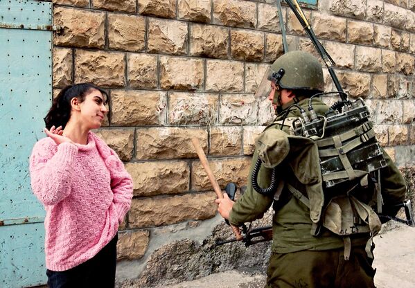 La sexta Guerra de 1982, cuyo nombre en clave era Paz para Galilea, comenzó el 5 de junio, en el 15.º aniversario de la Guerra de los Seis Días. El objetivo de Israel era destruir a los terroristas de la Organización para la Liberación de Palestina (OLP) en el sur de Líbano, que bombardeaban constantemente Galilea. El motivo fue el asesinato del embajador israelí en Londres por terroristas palestinos el 3 de junio. Durante esta guerra murieron 600 soldados israelíes, pero no se logró el objetivo de destruir a la Organización para la Liberación de Palestina, a pesar de la toma de Beirut. En 1985, Israel se retiró de la mayor parte del Líbano, excepto de una zona de amortiguación que permaneció bajo control israelí hasta el año 2000. En diciembre de 1987, los palestinos de las tierras ocupadas por Israel lanzaron la Intifada, un movimiento de liberación contra los ocupantes israelíes. Al mismo tiempo, se creó el movimiento Hamás sobre la base de la organización de los Hermanos Musulmanes.En la foto: una mujer palestina provoca a un soldado israelí en Beit Sahur, cerca de Belén, donde el día anterior, en febrero de 1988, se celebró una manifestación antiisraelí. - Sputnik Mundo