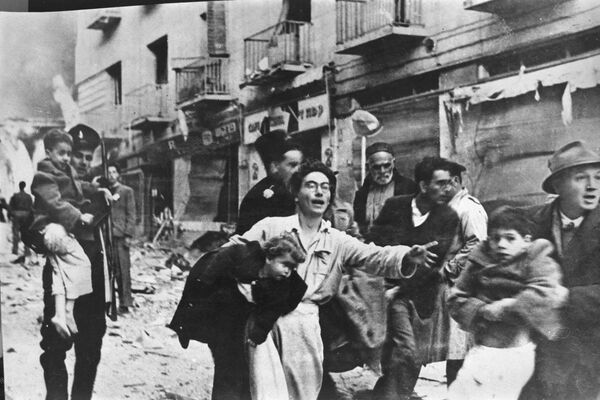 Esta decisión fue rechazada por la población árabe de Palestina y de los países vecinos porque el territorio del Estado judío era mucho más grande.En la foto: momentos después de un atentado terrorista en la calle Ben Yehuda de Jerusalén, febrero de 1947. - Sputnik Mundo