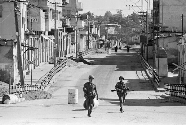 La Guerra de desgaste, la cuarta, fue lanzada por Egipto para recuperar la península del Sinaí. La guerra se libró con éxito variable y, tras la intervención diplomática estadounidense, terminó en 1970 con la firma de un acuerdo de alto el fuego sin cambios territoriales.En la foto: soldados israelíes patrullan una calle de la ciudad de Gaza, marzo de 1971. - Sputnik Mundo