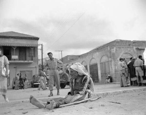 Como resultado de la guerra, la Galilea y todo el desierto del Néguev fueron cedidos a Israel. La Franja de Gaza pasó a Egipto, y el territorio de Palestina al oeste del río Jordán quedó bajo el control de Transjordania, que pronto recibió su nombre moderno: Jordania.En la foto: una anciana palestina en la ciudad de el Majdal, ocupada por Israel, en el desierto del Néguev, 1948. - Sputnik Mundo