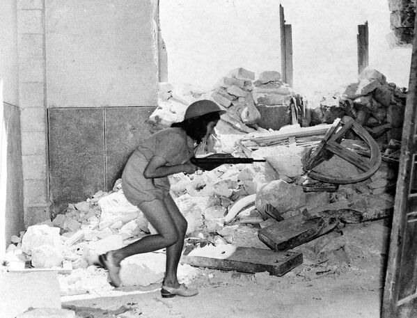 Las Fuerzas de Defensa de Israel se enfrentaron a las tropas de Siria, Egipto, Transjordania, El Líbano, Irak, Arabia Saudita y el Ejército palestino. En la foto: una soldado israelí en el centro de Jerusalén, julio de 1948. - Sputnik Mundo