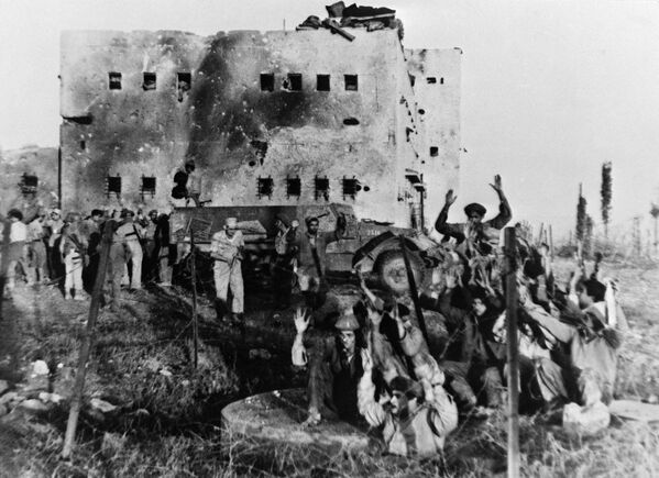 Durante el conflicto que en Israel se denomina Guerra de la Independencia, los israelíes repelieron el ataque, defendieron la existencia de su estado y se apoderaron de más territorio árabe.En la foto: soldados egipcios salen de sus refugios cerca de Tel Aviv, noviembre de 1948. - Sputnik Mundo