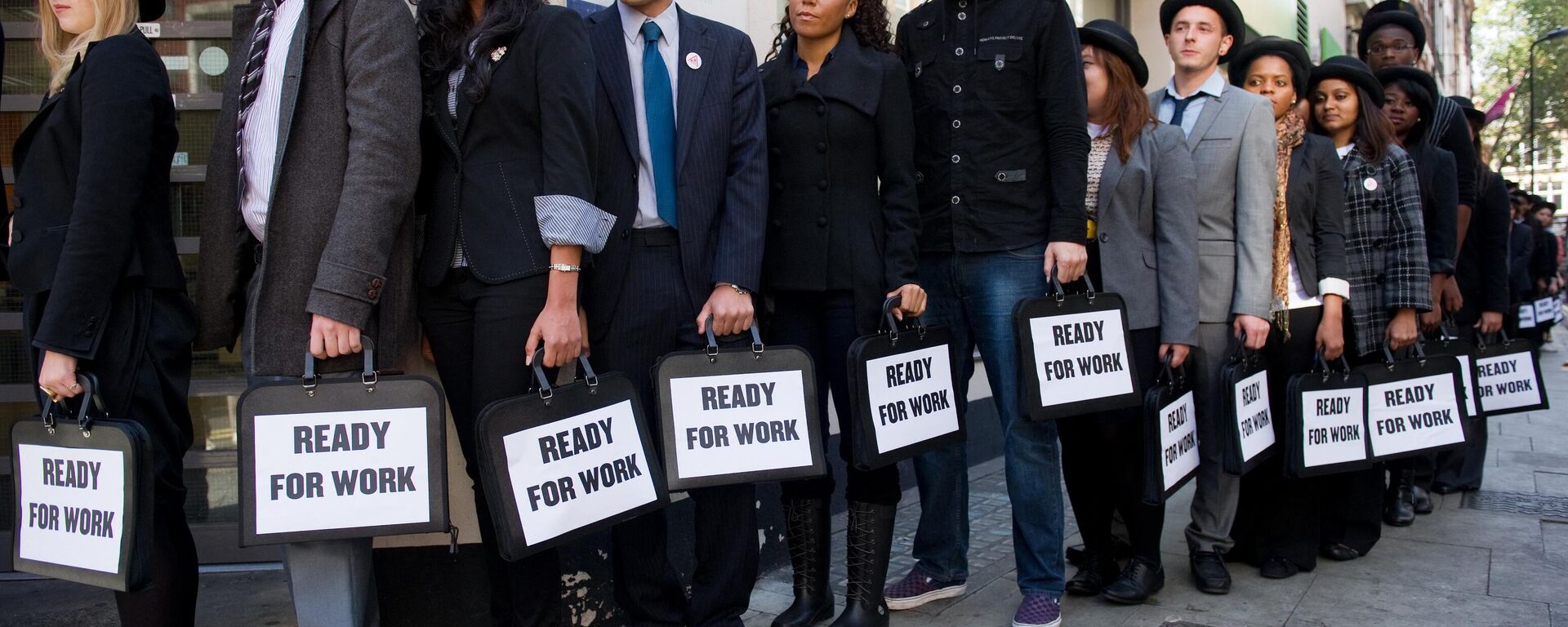 Jóvenes desempleados hacen fila ante una oficina de empleo en el centro de Londres. - Sputnik Mundo, 1920, 17.10.2023