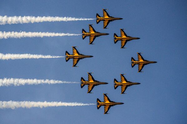 Seúl ADEX se celebra cada dos años. En esta ocasión participan 550 empresas aeronáuticas y del sector militar procedentes de 35 países, afirman los organizadores. En la foto: el equipo acrobático Águilas Negras de la Fuerza Aérea de Corea del Sur actúa en la ceremonia de inauguración de la exposición. - Sputnik Mundo
