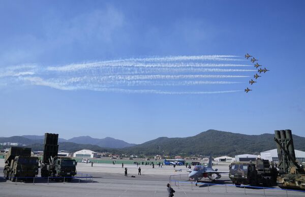 Seúl ADEX 2023 se inauguró con una actuación del equipo de exhibición acrobática Águilas Negras (en la foto) y del escuadrón de búsqueda y rescate de las Fuerzas Aéreas de Corea del Sur, así como de sus homólogos de Australia. - Sputnik Mundo