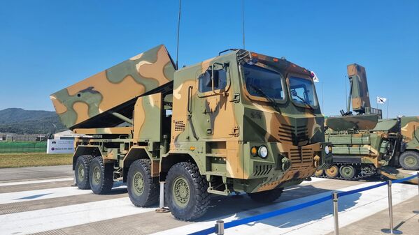 La exposición hace especial hincapié en demostraciones de armas y equipos militares surcoreanos. Además del nuevo avión de combate KF-21, se pueden ver carros de combate K-2, transporte blindado de personal K-21, cañón autopropulsado K-9, avión de ataque ligero FA-50, defensa antiaérea, sistemas de defensa antimisiles, armas ligeras y otro armamento ya suministrado al extranjero. En la foto: lanzacohetes múltiple surcoreano K239 Chunmoo. - Sputnik Mundo