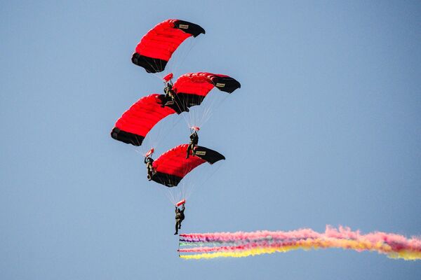 Actuación del escuadrón de búsqueda y rescate de las Fuerzas Aéreas de Corea del Sur en la ceremonia de inauguración de Seúl ADEX 2023. - Sputnik Mundo