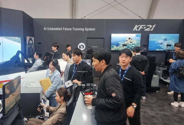 El Gobierno coreano y los expertos no esconden que la escala actual del evento, sin precedentes, demuestra la intención de Seúl de convertirse en un futuro cercano en uno de los cuatro mayores exportadores de armas del mundo. En la foto: visitantes de Seúl ADEX 2023 en la base aérea de Seongnam. - Sputnik Mundo