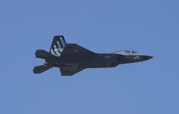 El público pudo ver en acción por primera vez el nuevo caza coreano KF-21 de generación 4++ con elementos de furtividad (en la foto), así como el bombardero estratégico estadounidense B-52, los cazas furtivos F-22 y otros aviones. - Sputnik Mundo