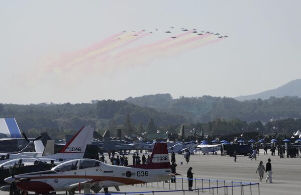 Vuelo de cazas surcoreanos y estadounidenses en la exposición internacional. - Sputnik Mundo