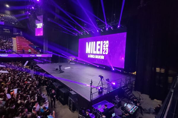 Acto de cierre de campaña de Javier Milei en Argentina. - Sputnik Mundo