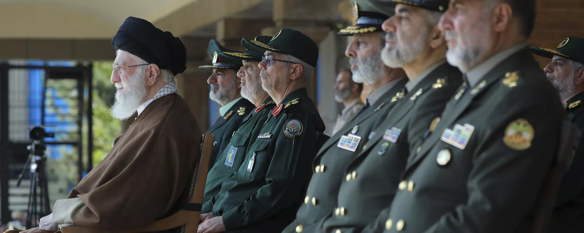 El Líder Supremo iraní ayatolá Ali Jamenei, a la izquierda, asiste a una ceremonia de graduación de un grupo de cadetes de las fuerzas armadas en Teherán, Irán, 10 de octubre de 2023. El Líder Supremo iraní ayatolá Ali Jamenei, a la izquierda, asiste a una ceremonia de graduación de un grupo de cadetes de las fuerzas armadas en Teherán, Irán, 10 de octubre de 2023. - Sputnik Mundo, 1920, 19.10.2023