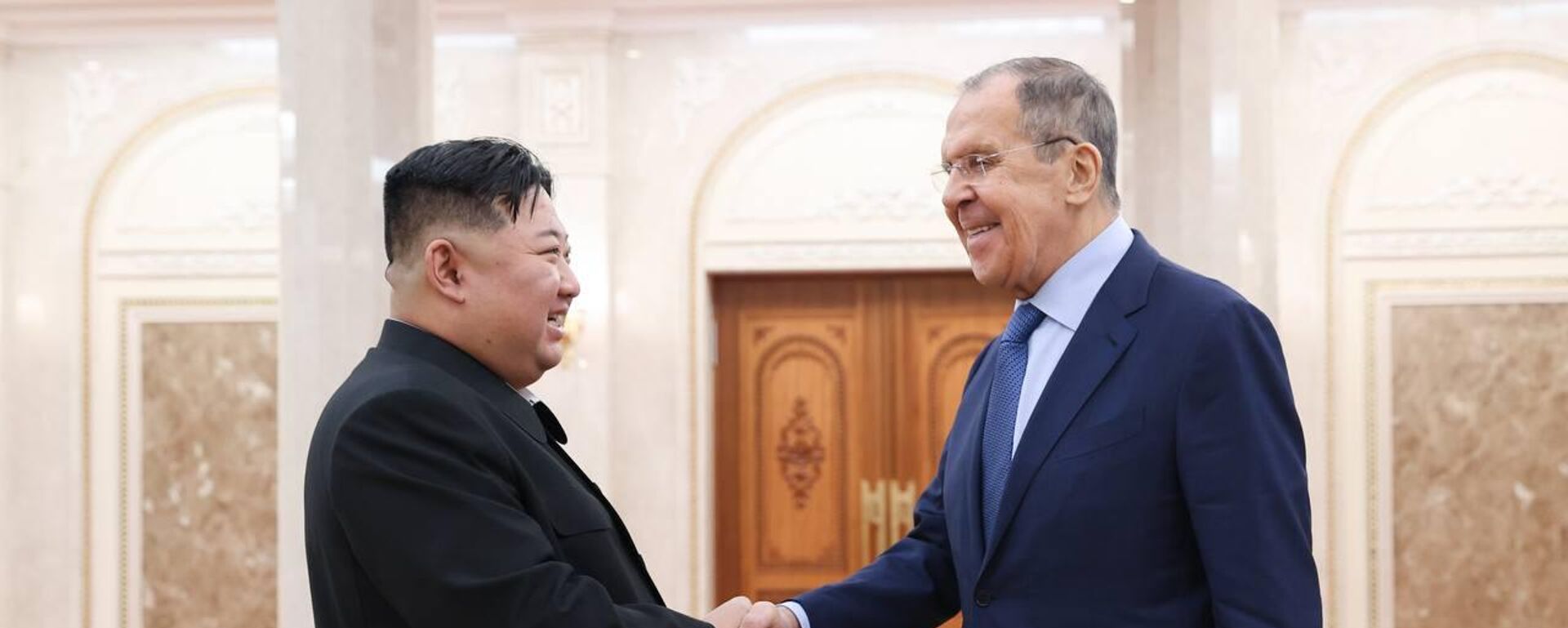 El líder supremo de Corea del Norte, Kim Jong-un, у el ministro de Exteriores de Rusia, Serguéi Lavrov - Sputnik Mundo, 1920, 19.10.2023