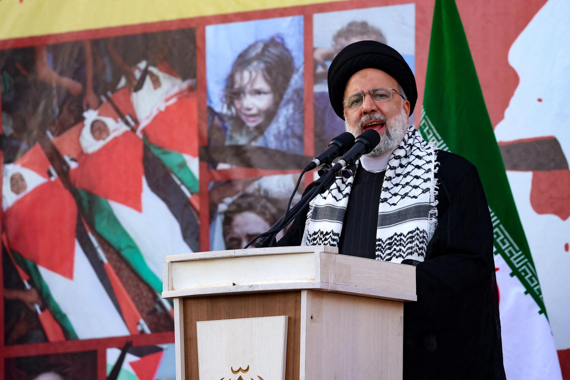 Fotos de jóvenes víctimas pegadas detrás del estrado mientras el presidente iraní, Ebrahim Raisi, se dirige a la multitud congregada para protestar en Teherán en apoyo de los palestinos de Gaza, 18 de octubre de 2023. - Sputnik Mundo, 1920, 19.10.2023