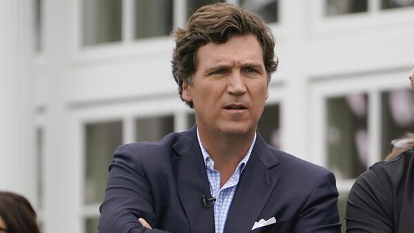 Tucker Carlson, expresentador de la cadena estadounidense Fox News, asiste a la ronda final del torneo de golf Bedminster Invitational LIV en Bedminster, Nueva Jersey, el 31 de julio de 2022 - Sputnik Mundo