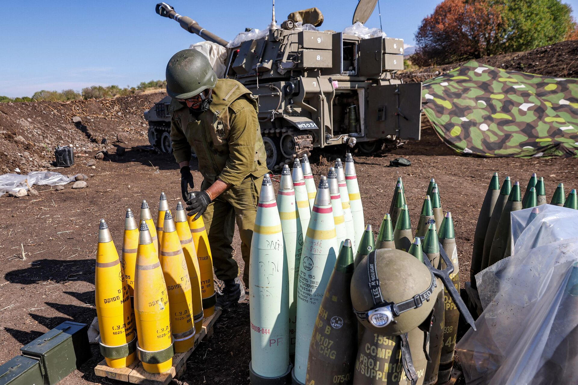 Un soldado del Ejército israelí ajusta la punta a un proyectil de artillería de 155 mm cerca de la frontera con el Líbano en la región de Galilea, el 18 de octubre de 2023.  - Sputnik Mundo, 1920, 12.10.2024