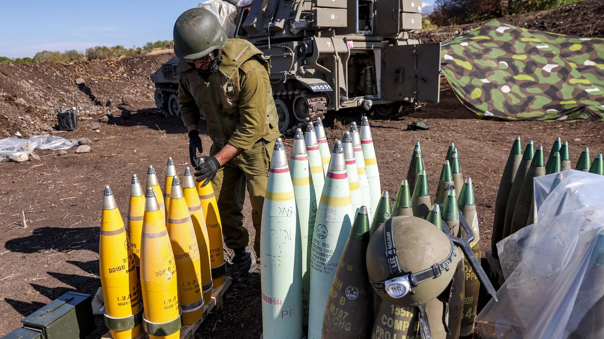 Un soldado del Ejército israelí ajusta la punta a un proyectil de artillería de 155 mm cerca de la frontera con el Líbano en la región de Galilea, el 18 de octubre de 2023. Un soldado del Ejército israelí ajusta la punta a un proyectil de artillería de 155 mm cerca de la frontera con el Líbano en la región de Galilea, el 18 de octubre de 2023. - Sputnik Mundo, 1920, 30.12.2023
