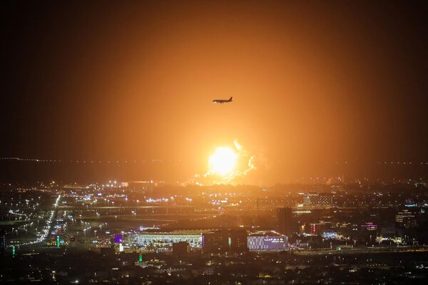 El primer puesto en la categoría Noticias principales, una sola foto, fue para Bola de fuego, de Ayman Yaqoob, de Baréin, que capta el momento en que los hutíes atacan el depósito de petróleo de la empresa estatal Saudi Aramco en Yeda, Arabia Saudita, el 25 de marzo de 2022. - Sputnik Mundo