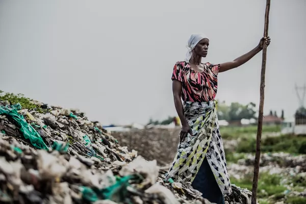 La obra de la serie Reinas durmientes del fotógrafo Fabrice Mbonankira, de Burundi, que obtuvo el segundo puesto en la categoría Retrato. Héroe de nuestro tiempo. Esta foto muestra a una mujer cuya familia, incluidos su marido y sus siete hijos, sobrevive sólo gracias a un vertedero de la ciudad de Buyumbura. - Sputnik Mundo