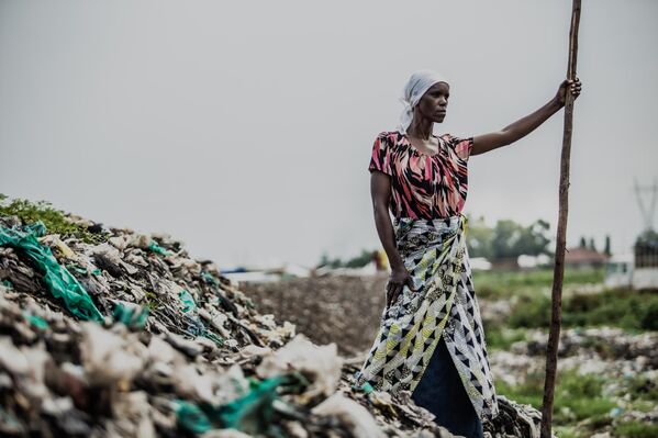 La obra de la serie Reinas durmientes del fotógrafo Fabrice Mbonankira, de Burundi, que obtuvo el segundo puesto en la categoría Retrato. Héroe de nuestro tiempo. Esta foto muestra a una mujer cuya familia, incluidos su marido y sus siete hijos, sobrevive sólo gracias a un vertedero de la ciudad de Buyumbura. - Sputnik Mundo
