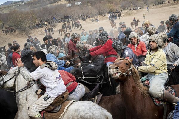 La obra de la serie Buzkashi es el juego más popular entre los tayikos del fotógrafo francés Lambert Coleman, que obtuvo el segundo puesto en la categoría Deporte. - Sputnik Mundo