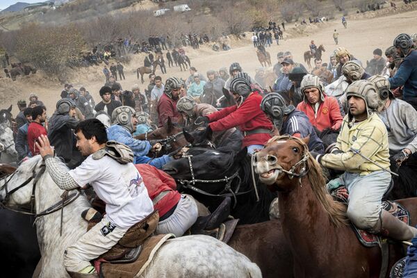 La obra de la serie Buzkashi es el juego más popular entre los tayikos del fotógrafo francés Lambert Coleman, que obtuvo el segundo puesto en la categoría Deporte. - Sputnik Mundo