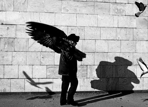 La obra Imago del fotógrafo ruso Vladislav Nekrásov, ganadora en la categoría Héroe de nuestro tiempo, fotografía individual. En la práctica psicológica, imago es una imagen inconsciente, y esta foto de un transeúnte recordó al artista a un arcángel cansado. Él, como todos los demás, está cargado por las preocupaciones mundanas y sólo sus alas le recuerdan su objetivo principal. - Sputnik Mundo