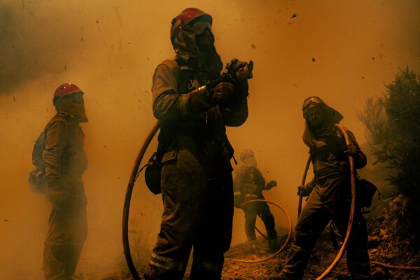 Obra del fotógrafo español Adra Pallón de la serie Fuego y ceniza, obtuvo el tercer puesto en la categoría Noticias principales. - Sputnik Mundo