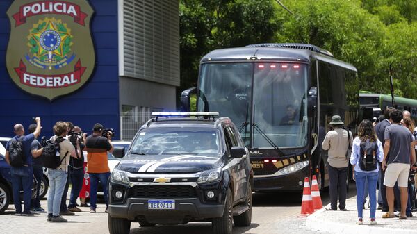 Simpatizantes del expresidente brasileño Jair Bolsonaro que fueron arrestados tras el asalto a edificios públicos son trasladados en autobús a una prisión federal al salir de la Academia de la Policía Federal en Brasilia, Brasil, el 11 de enero de 2023 - Sputnik Mundo