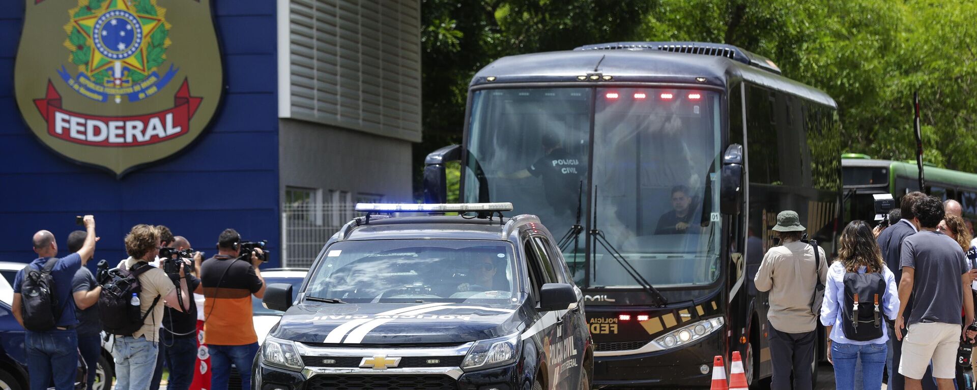 Simpatizantes del expresidente brasileño Jair Bolsonaro que fueron arrestados tras el asalto a edificios públicos son trasladados en autobús a una prisión federal al salir de la Academia de la Policía Federal en Brasilia, Brasil, el 11 de enero de 2023  - Sputnik Mundo, 1920, 20.10.2023