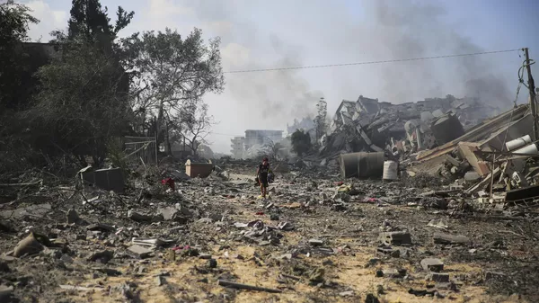 Un niño palestino camina junto a los edificios destruidos en el bombardeo israelí sobre al-Zahra - Sputnik Mundo