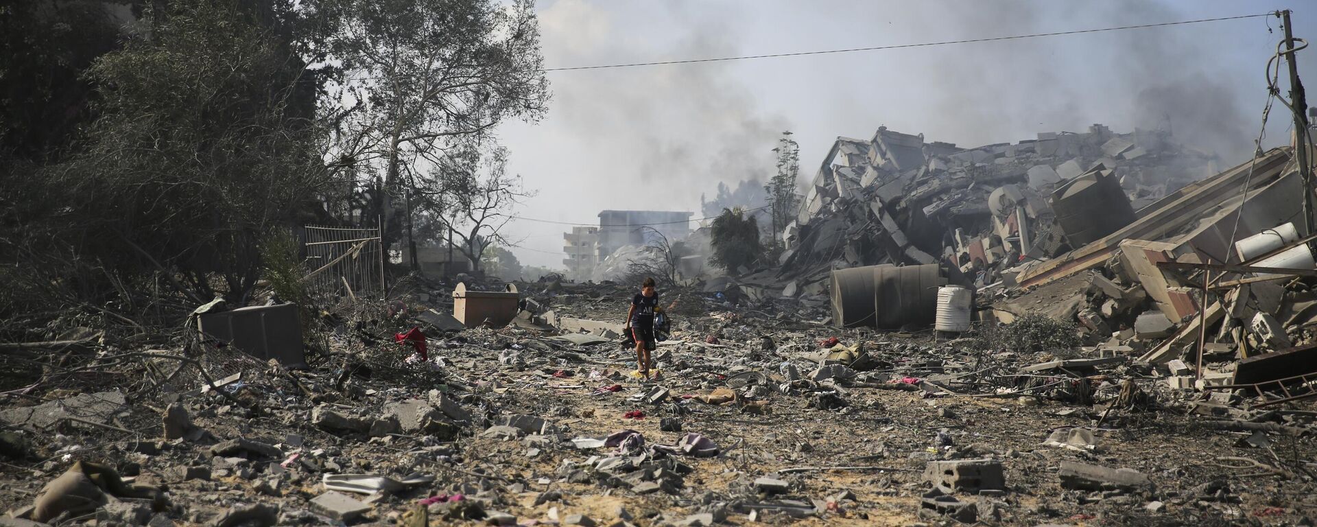 Un niño palestino camina junto a los edificios destruidos en el bombardeo israelí sobre al-Zahra - Sputnik Mundo, 1920, 20.10.2023