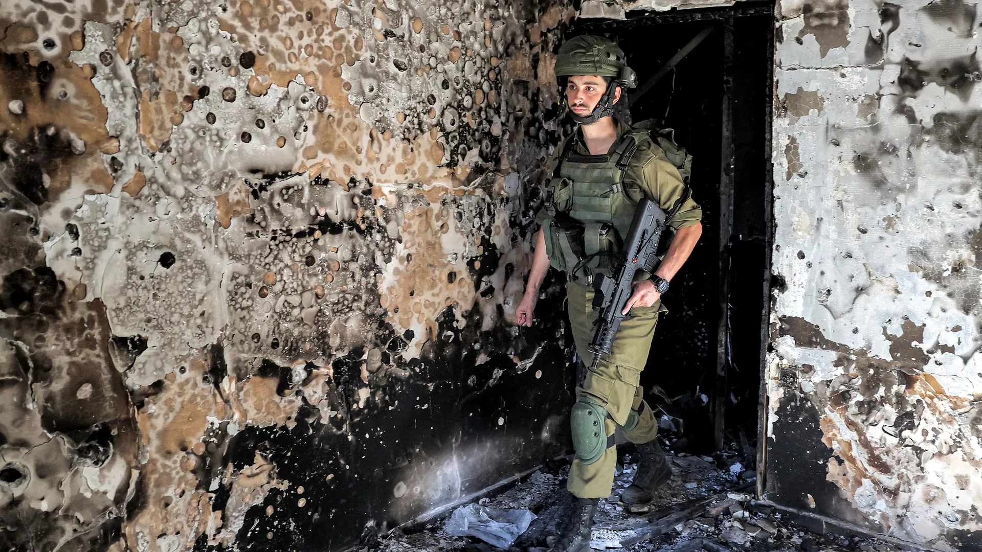 Un soldado israelí durante el conflicto entre Israel y Hamás, cerca de Gaza, el 8 de octubre de 2023