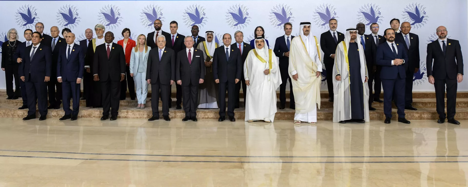 Los participantes de la Cumbre Internacional de la Paz posan para una foto de grupo en la Nueva Capital Administrativa, a las afueras de El Cairo, Egipto, el 21 de octubre de 2023 Los participantes de la Cumbre Internacional de la Paz posan para una foto de grupo en la Nueva Capital Administrativa, a las afueras de El Cairo, Egipto, el 21 de octubre de 2023 - Sputnik Mundo, 1920, 21.10.2023