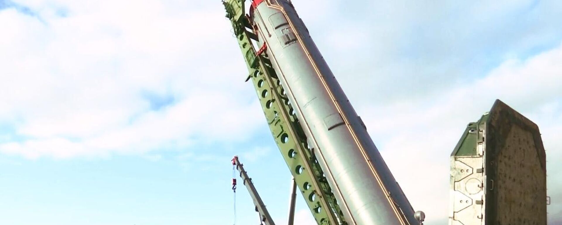 Un misil balístico intercontinental del sistema de misiles estratégicos Avangard durante su instalación en un silo de lanzamiento - Sputnik Mundo, 1920, 22.10.2023