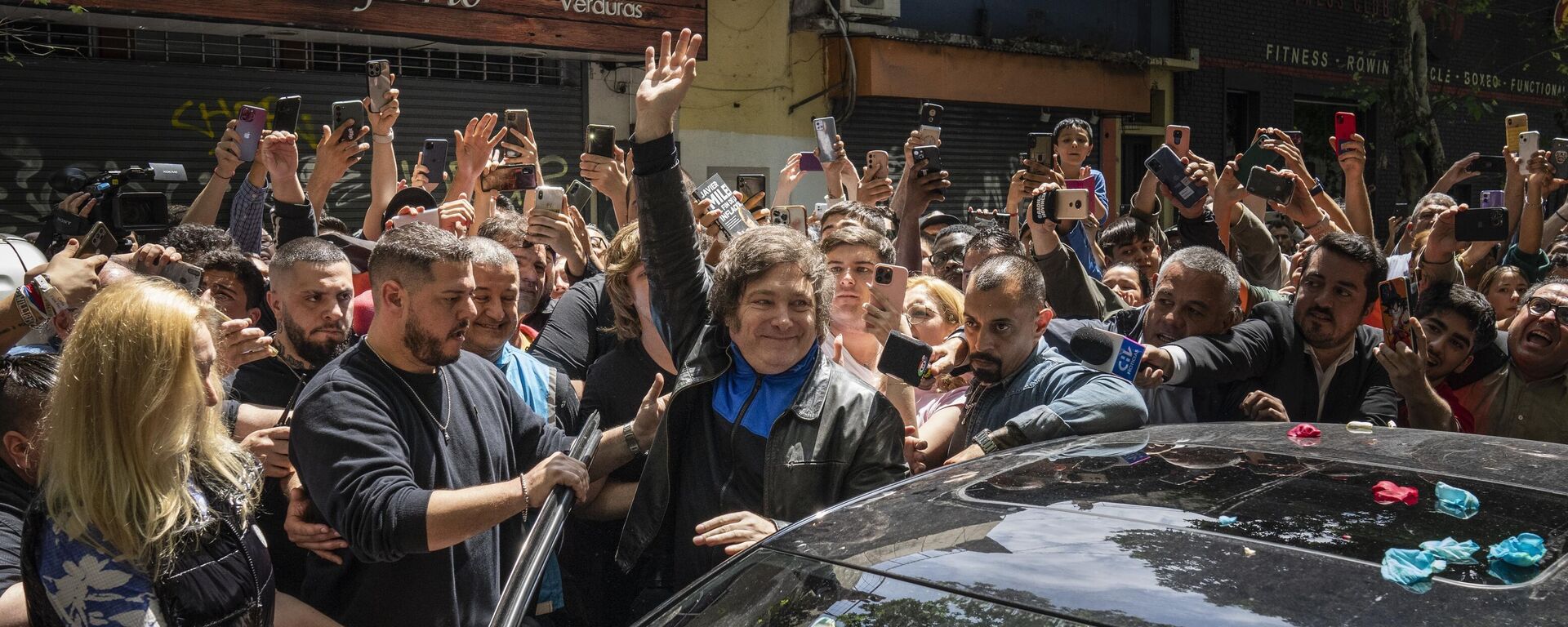 El candidato a la presidencia Javier Milei llega a votar en el barrio de Almagro. Sus seguidores lanzaron flores sobre su coche por el cumpleaños El candidato a la presidencia Javier Milei llega a votar en el barrio de Almagro. Sus seguidores lanzaron flores sobre su coche por el cumpleaños - Sputnik Mundo, 1920, 30.11.2023