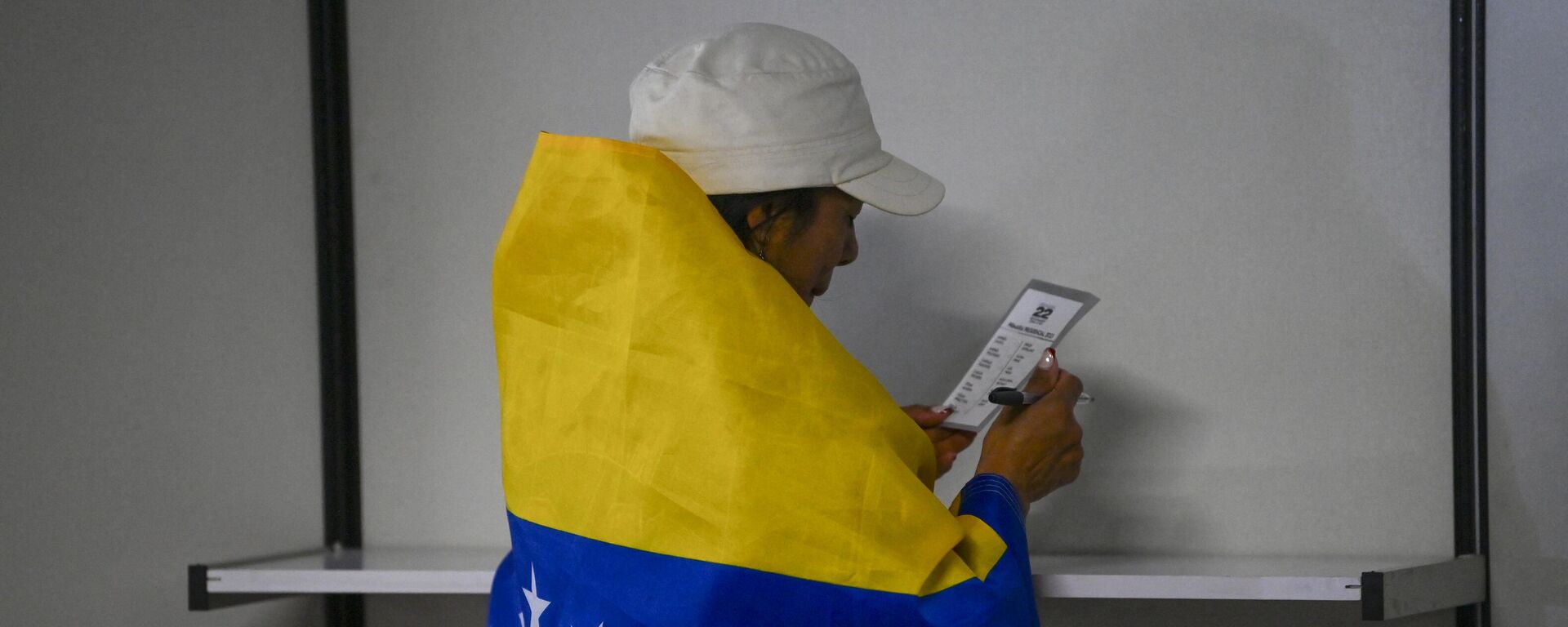 Una mujer ejerce el voto en las primarias venezolanas desde una mesa en el extranjero, concretamente en Bogotá, Colombia - Sputnik Mundo, 1920, 01.08.2024