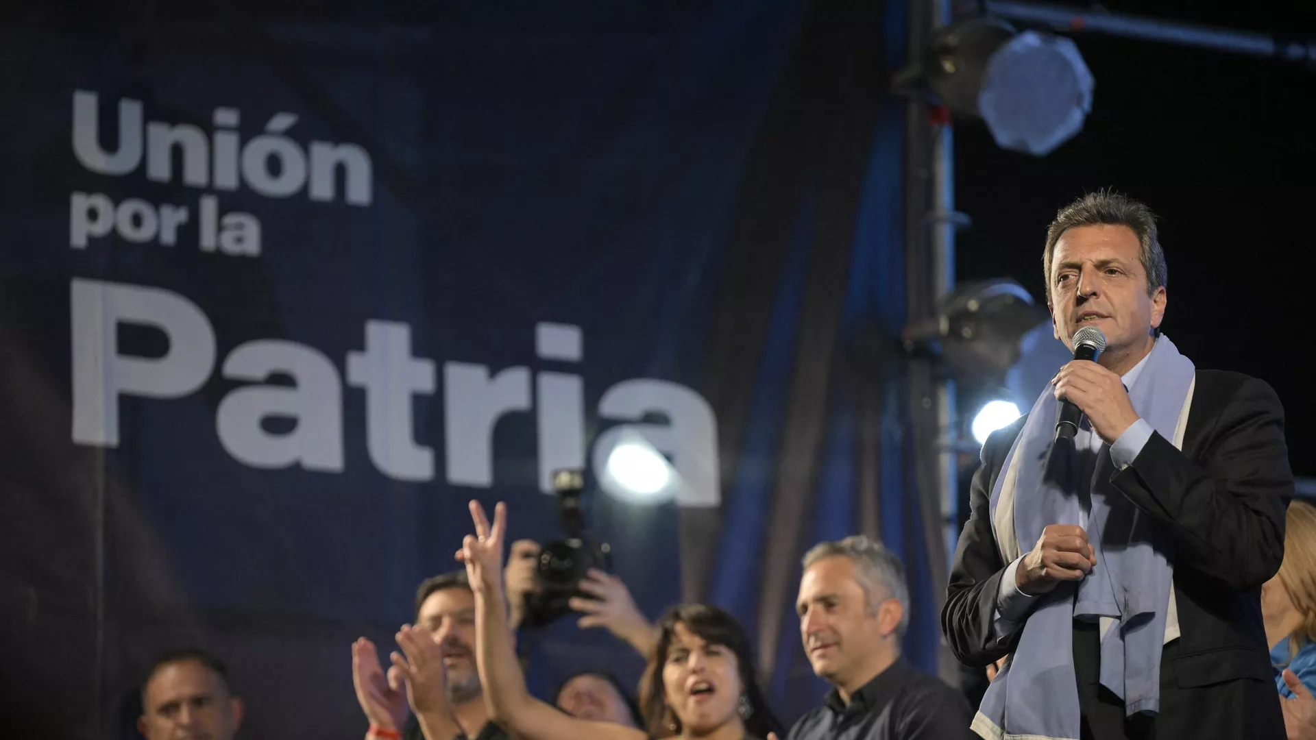 El candidato del peronismo, Sergio Massa, se dirige a sus simpatizantes tras ganar en la primera vuelta electoral de este 22 de octubre. El candidato del peronismo, Sergio Massa, se dirige a sus simpatizantes tras ganar en la primera vuelta electoral de este 22 de octubre.