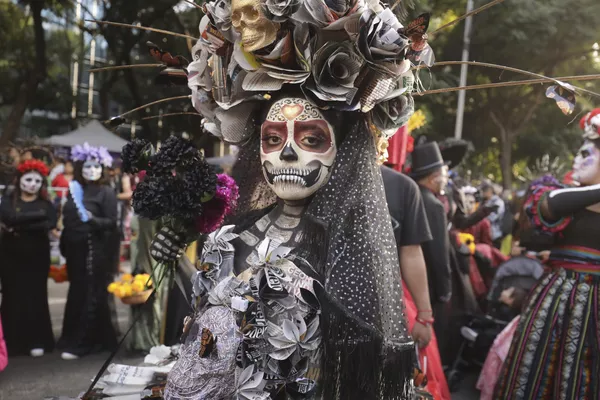 Cientos de personas vestidas con trajes de Catrina participaron en un desfile para honrar a los muertos el 22 de octubre en el Paseo de la Reforma de Ciudad de México. Cientos de personas vestidas con trajes de Catrina participaron en un desfile para honrar a los muertos el 22 de octubre en el Paseo de la Reforma de Ciudad de México. - Sputnik Mundo