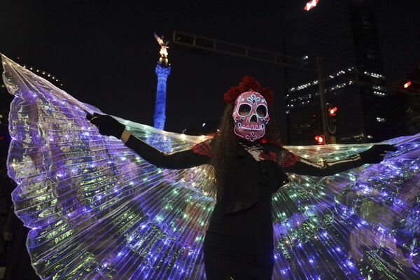 Hoy en día, la imagen de Catrina se ha vuelto icónica. Su rostro se puede encontrar, entre otras cosas, en elementos de moda e incluso en obras de arte culinario y de repostería. - Sputnik Mundo