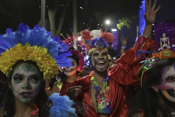 La imagen moderna de la Catrina, La Calavera Catrina, fue creada por el grabador, ilustrador y caricaturista mexicano José Guadalupe Posada entre 1910 y 1913. Los principales componentes de este retrato son un maquillaje específico y un sombrero de ala ancha decorado con flores, que estuvo muy de moda a principios del siglo pasado. - Sputnik Mundo