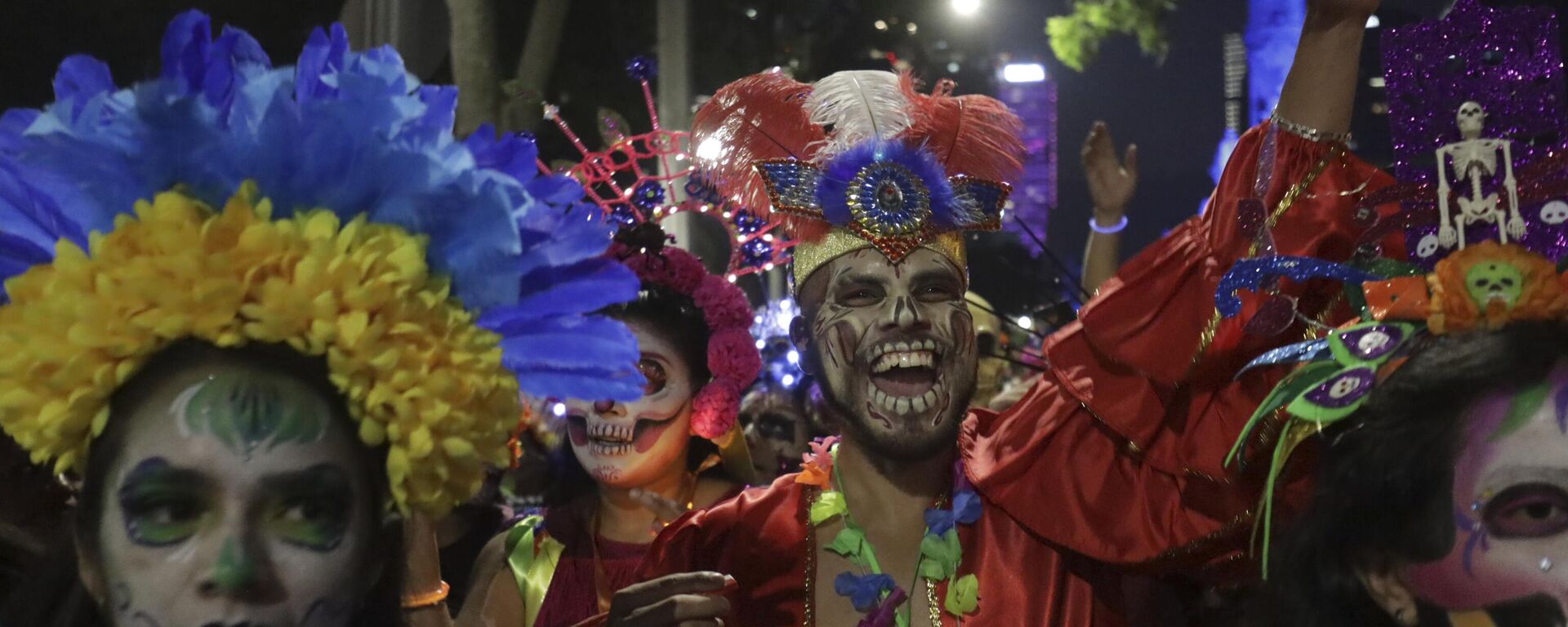 Personas durante la celebración del Día de los Muertos en México - Sputnik Mundo, 1920, 21.03.2024