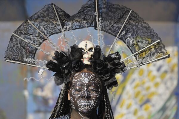 Catrina se convirtió rápidamente en un símbolo del arte mexicano. Su imagen fue utilizada por muchos artistas mexicanos, entre ellos el mundialmente famoso Diego Rivera.En la foto: una participante en el desfile de Catrina en la Ciudad de México. - Sputnik Mundo