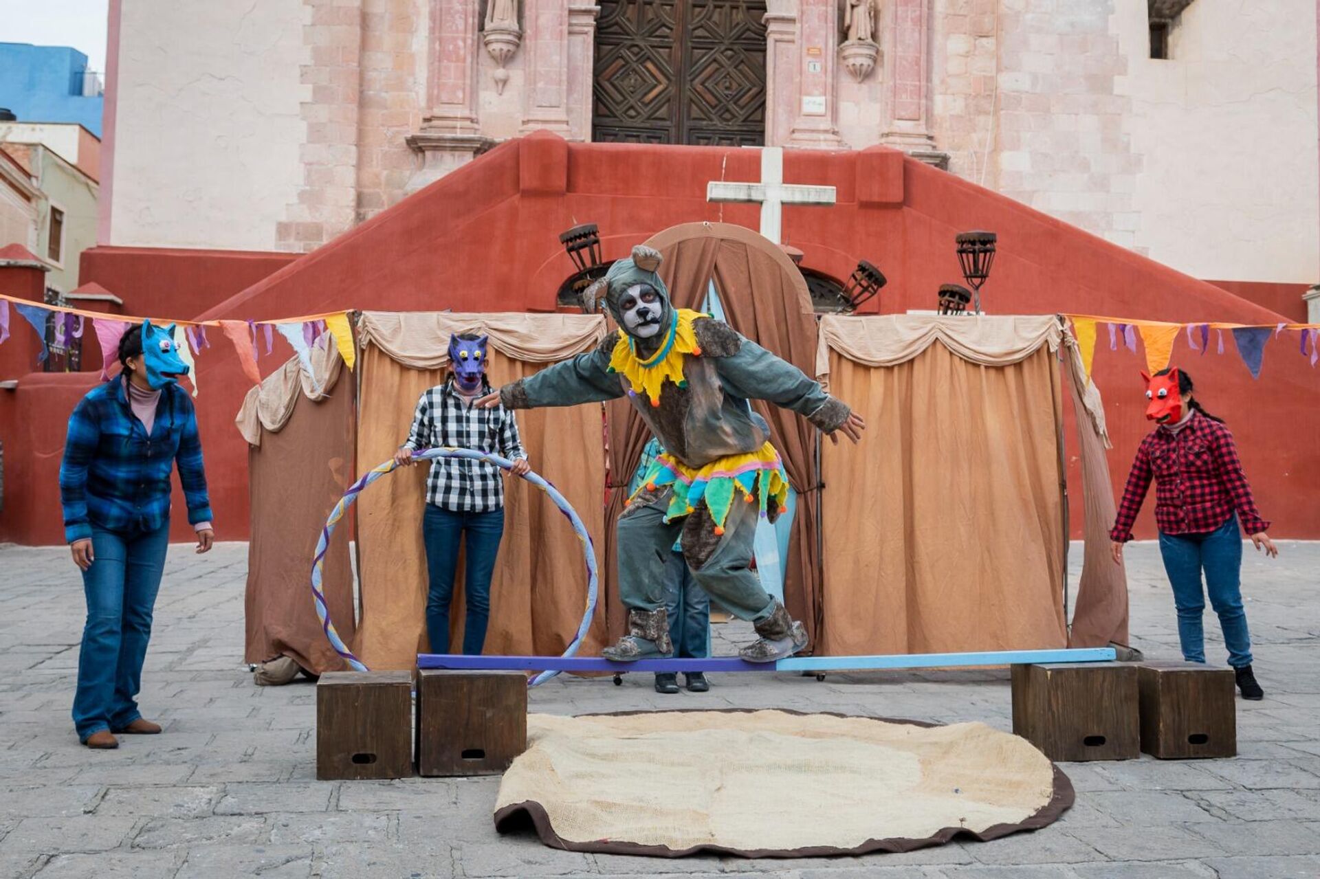 Montaje teatral de El coloquio de los perros, una de las novelas ejemplares de Miguel de Cervantes, en la Plaza San Roque, de Guanajuato - Sputnik Mundo, 1920, 23.10.2023