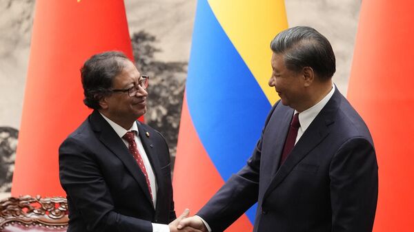 El presidente de Colombia, Gustavo Petro, con su par chino, Xi Jinping - Sputnik Mundo