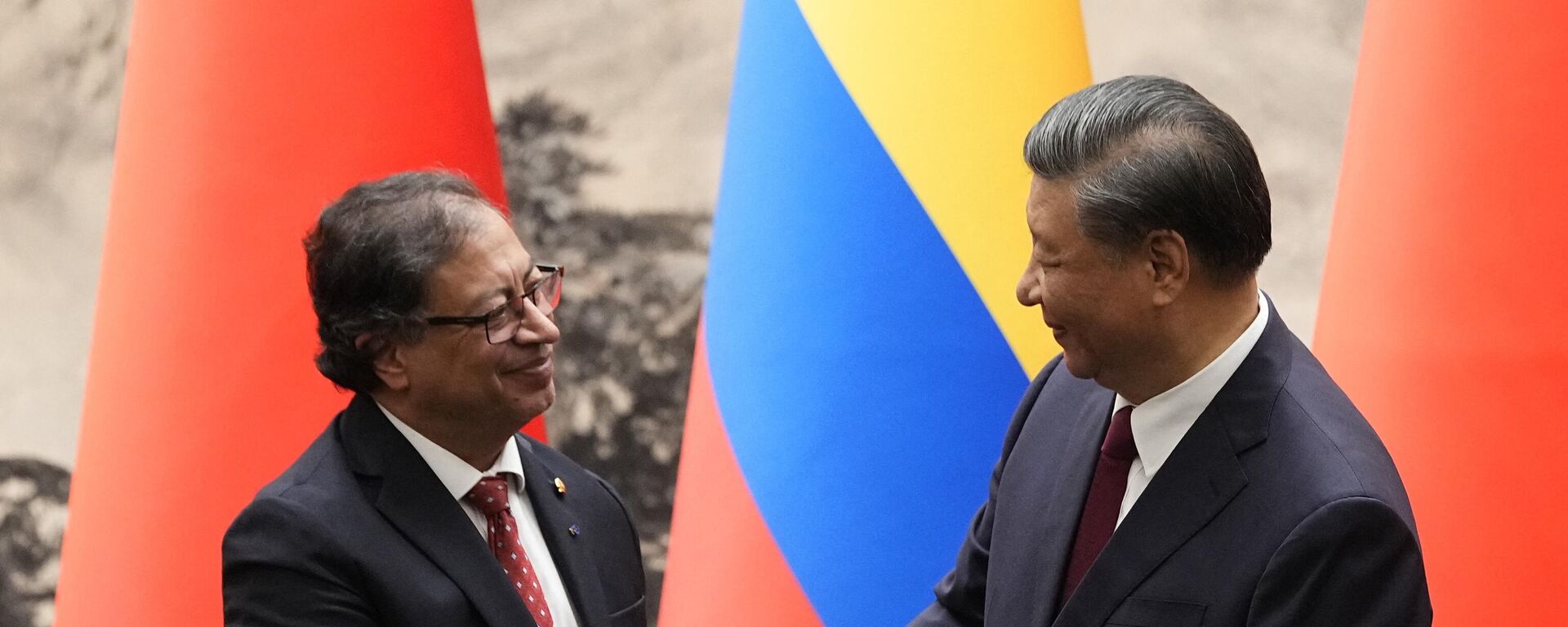 El presidente de Colombia, Gustavo Petro, con su par chino, Xi Jinping - Sputnik Mundo, 1920, 25.10.2023