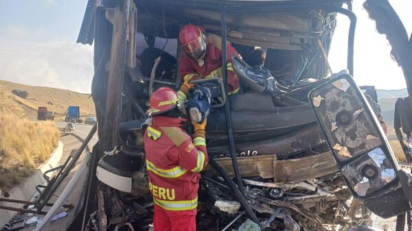 Uno de los autobuses colisionados en Cusco, Perú, la madrugada de este 25 de octubre de 2023 - Sputnik Mundo