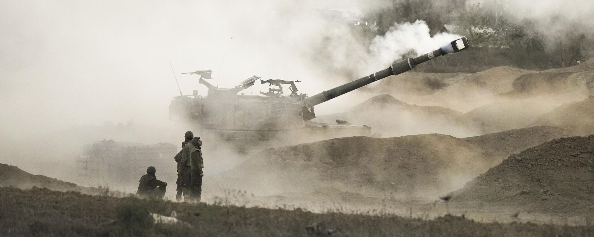 Un tanque israelí dispara hacia la Franja de Gaza Un tanque israelí dispara hacia la Franja de Gaza - Sputnik Mundo, 1920, 26.10.2023